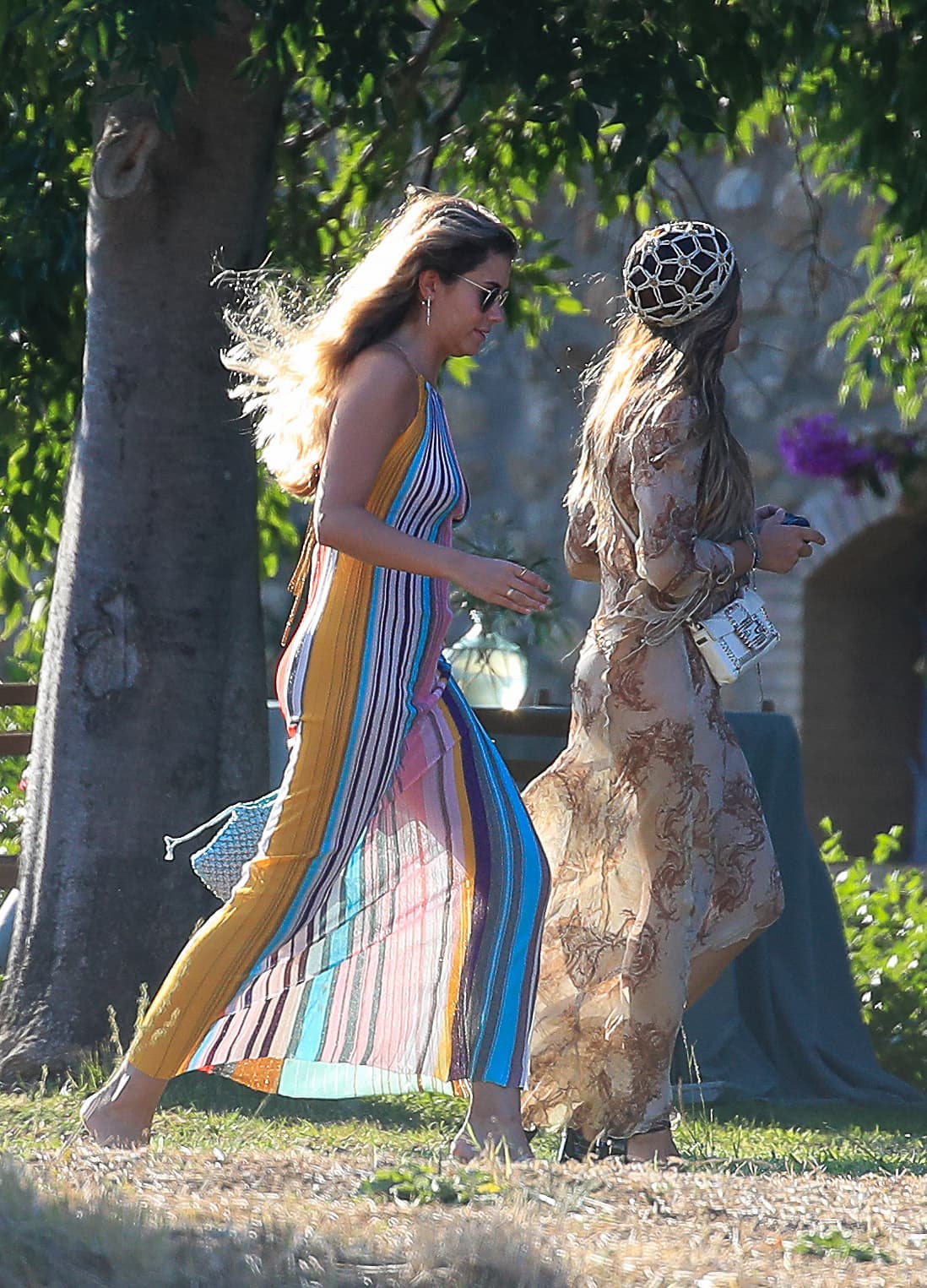 Las fotografías no solo causaron polémica porque se dejaron ver cariñosos a pocas semanas de anunciar su separación de Shakira, también por 
<b>el atuendo que usó la estudiante de Relaciones Públicas.</b>
<br>