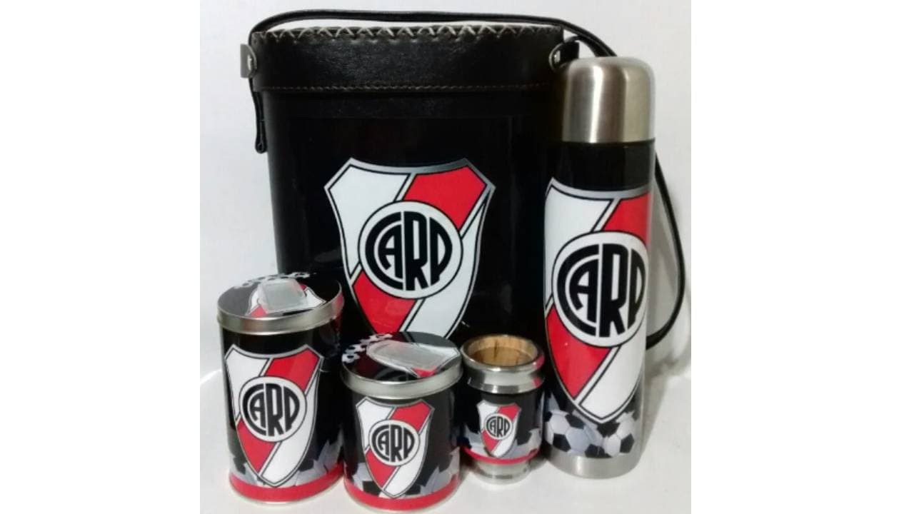 No puede faltar el kit matero del 'Millonario' con termo y todo lo necesario.