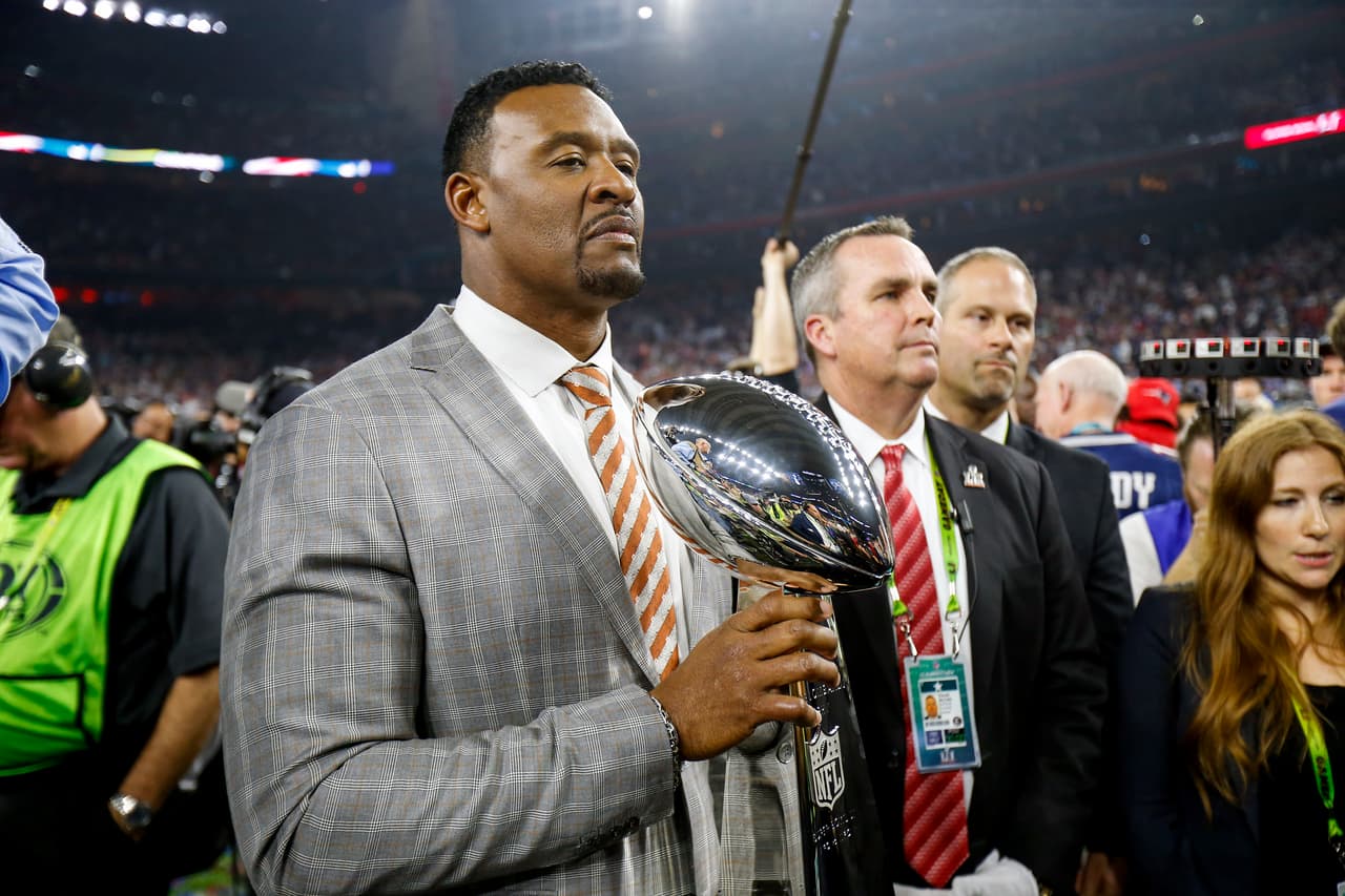 Willie McGinest entregó el último trofeo Vince Lombardi a los Patriots en su victoria sobre los Falcons en el Super Bowl LI en febrero de 2017.