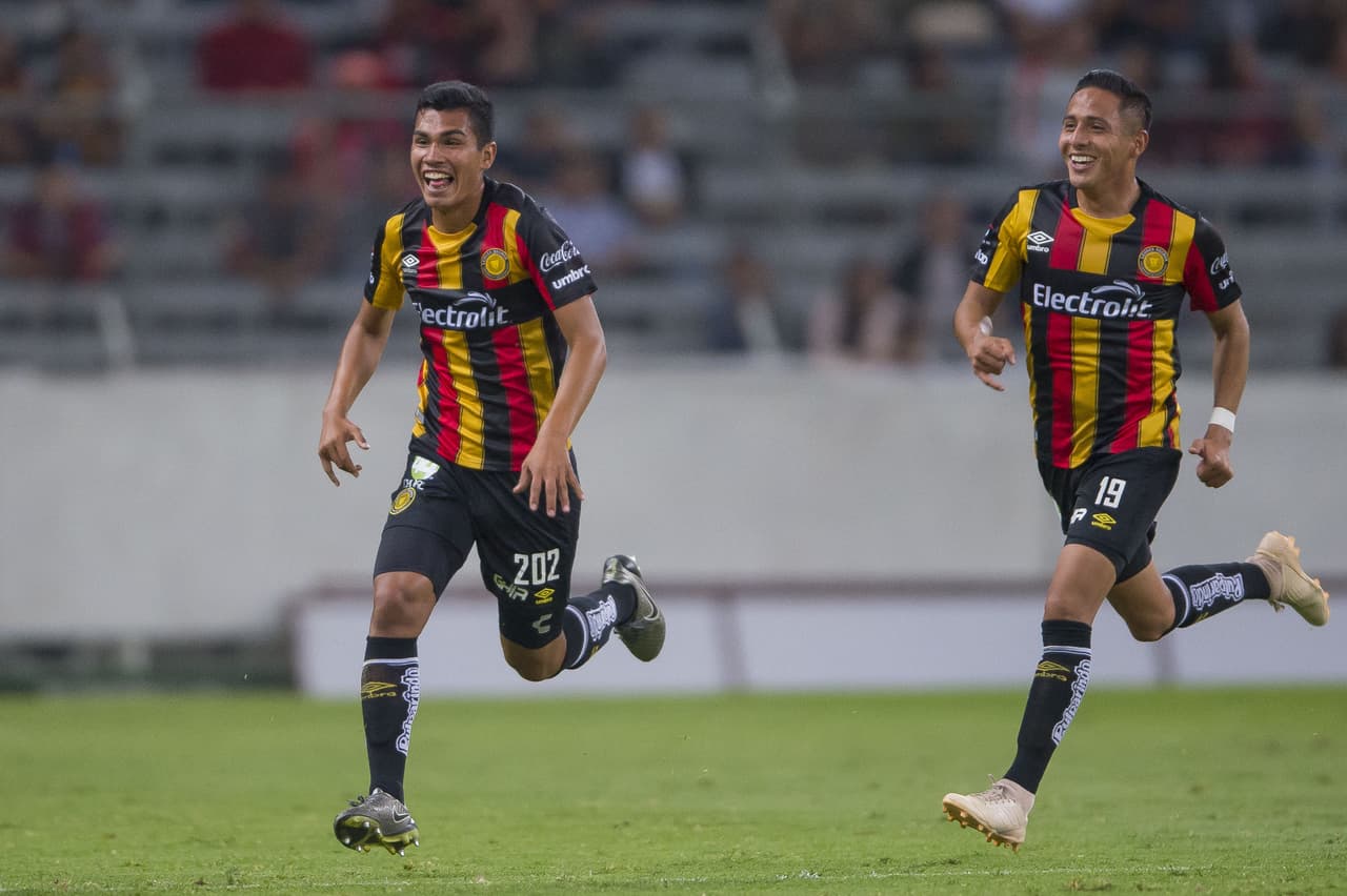 Fue un cañonazo desde unos 25 metros que dejó estoico al portero José Herández para poner por delante 1-0 a los Leones Negros a los 27 minutos de partido.