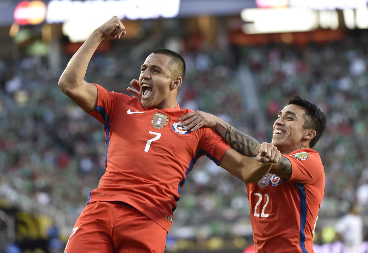 Alexis Sánchez dispara con la derecha desde el centro del área para el 3-0.