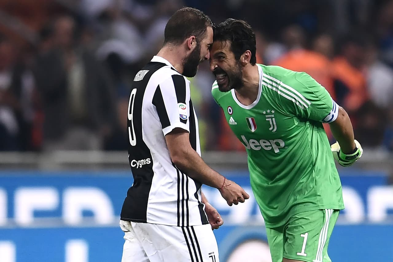 En un partido emocionante, con cinco goles y un expulsado, la Juventus superó por 3-2 al Inter de Milán en el Giuseppe Meazza.