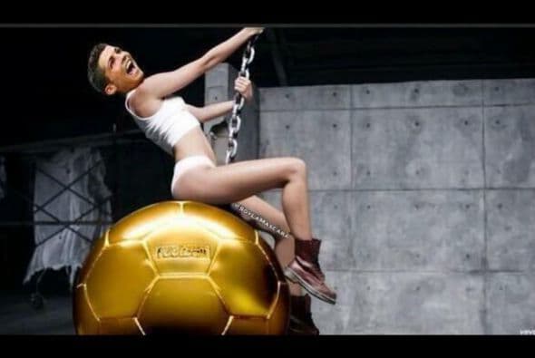 La entrega del Balón de Oro tuvo fue el pretexto para burlarse del Traje de Messi y la emoción de CR7 por llevarse el galardón.