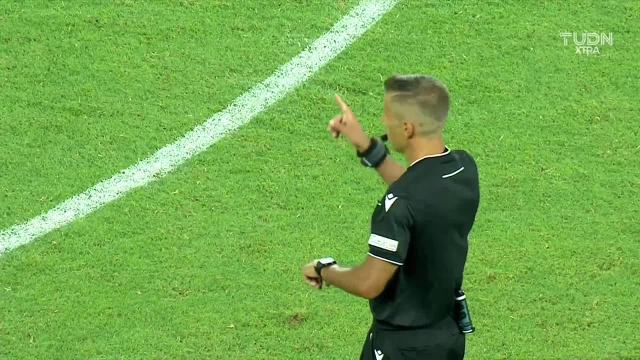 Arranca el partido y la pelota está en juego.