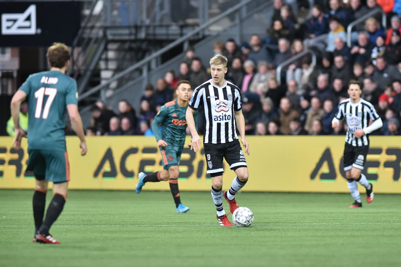 Ajax intenta en los últimos minutos anotar a como de lugar para no irse con las manos vacías, pero no lo logra y la victoria es para el Heracles.