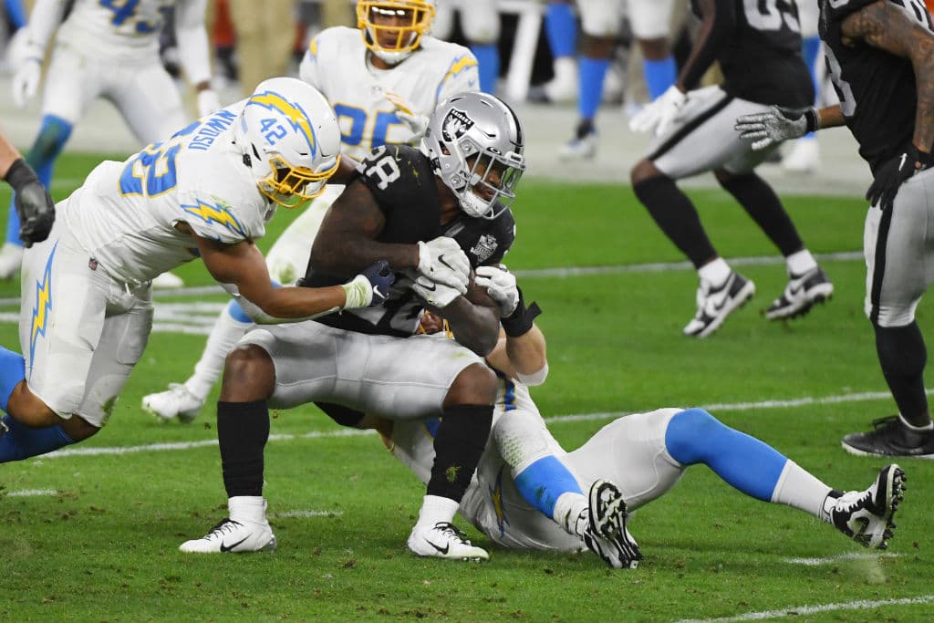 Raiders no logran finiquitar a los Chargers y en menos de cuatro minutos consiguen la victoria 30-27.