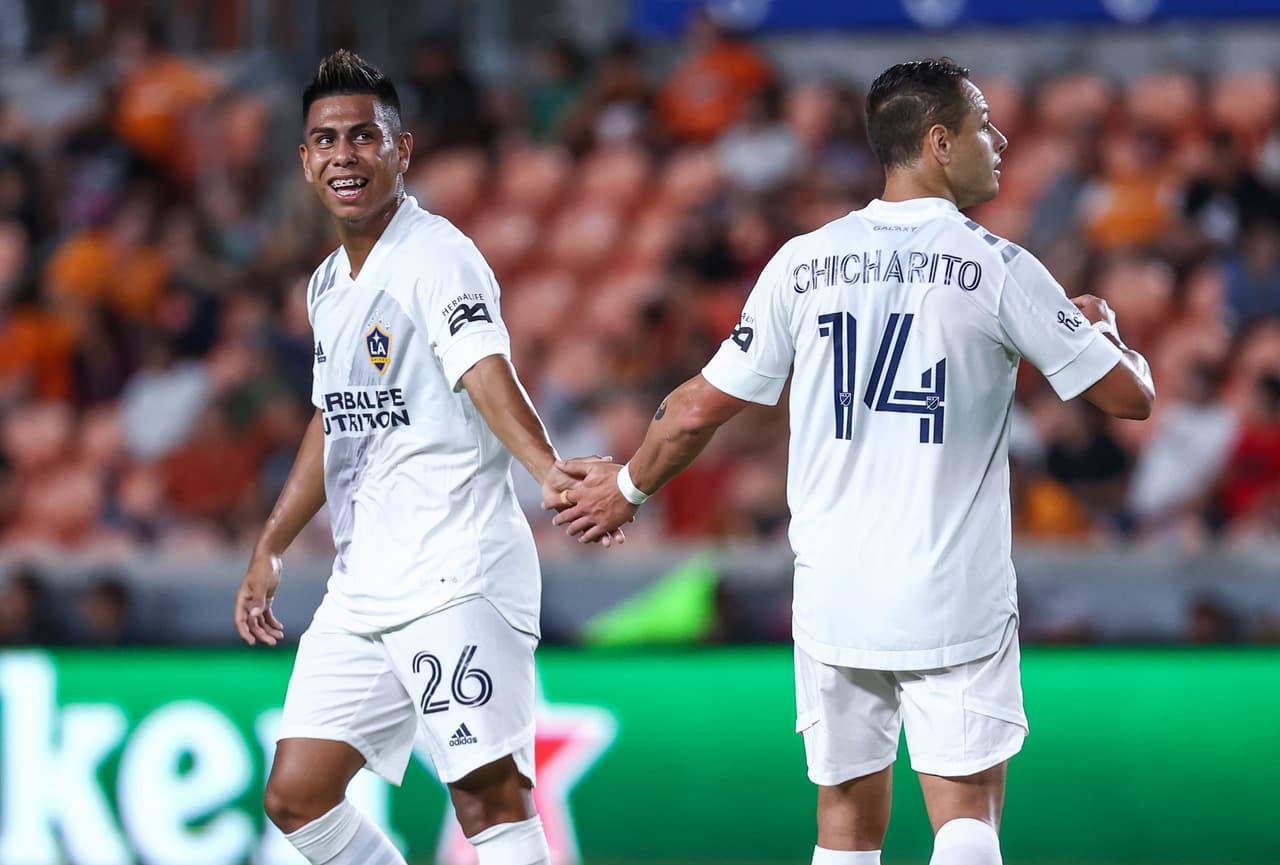 LA Galaxy dominó a Houston Dynamo y consiguió llevarse una victoria por 3-0 que le posibilita seguir en posiciones de Playoffs.
<br>
