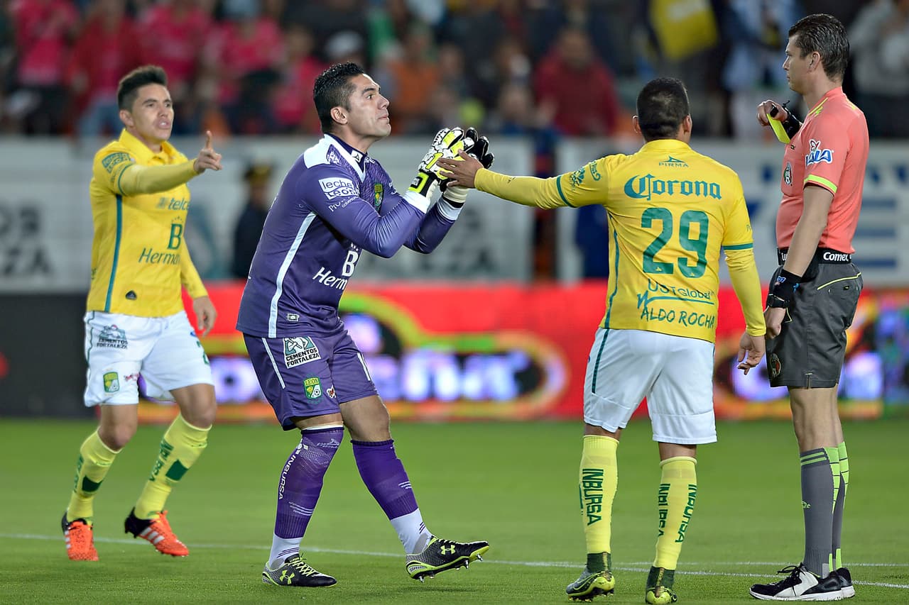 El arquero del León, Christian Martinez, cometió una falta dentro del área al minuto 5 del partido, acción que provocó el primer gol de la derrota ante el Pachuca.