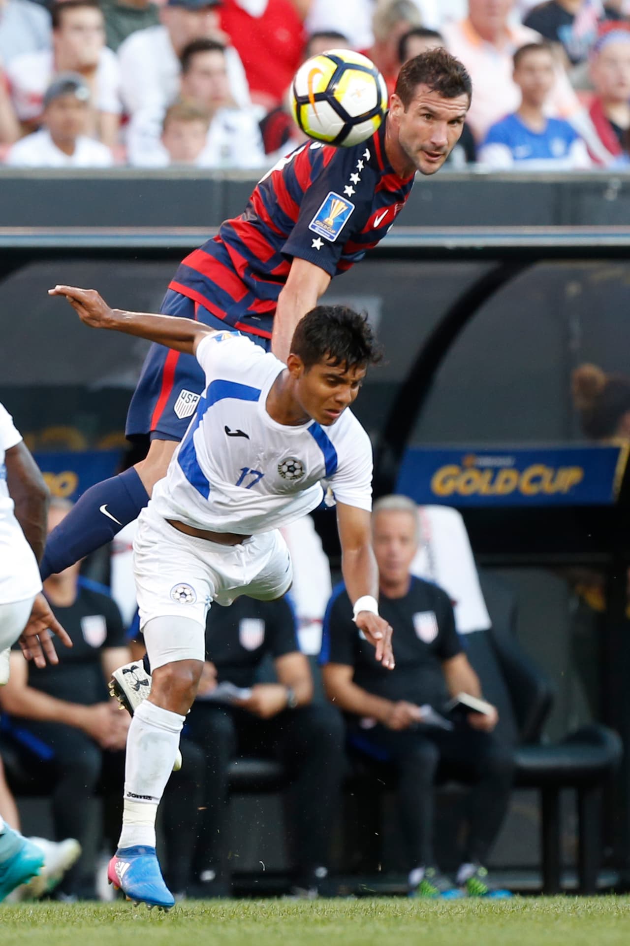 Dom Dwyer fue el delantero centro y Bismarck Veliz lo sufrió por la banda derecha.