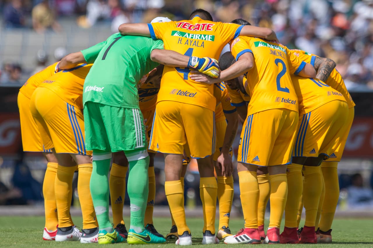 Mientras que Tigres lo hizo con Guzmán; Jiménez, Vendrechovski, Ayala, Meza; De Souza, Aquino, Dueñas; Gignac, Valencia, Sosa.