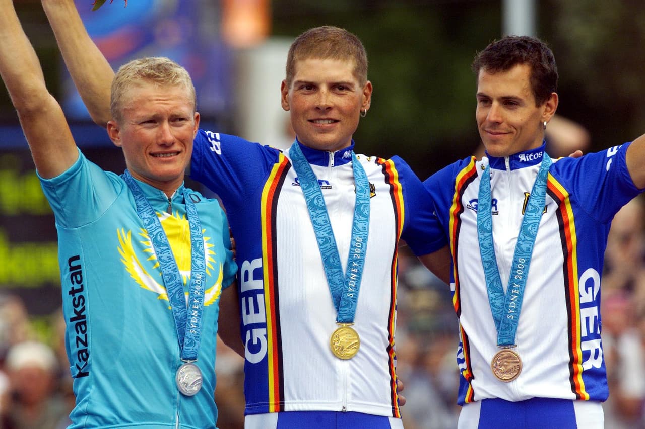 En los Juegos Olímpicos de Sídney 2000, Jan Ullrich (centro) ganó la prueba de ciclismo de ruta. Ya en 1999, había sido campeón en el mundial de ciclismo.