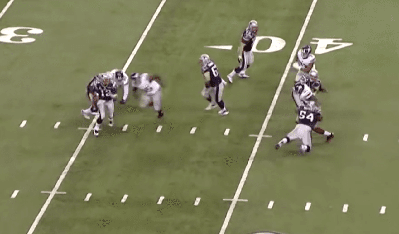 Brady es presionado y sale de una tacleada pero el #90 evitó que Dont’a Hightower lo bloqueara.