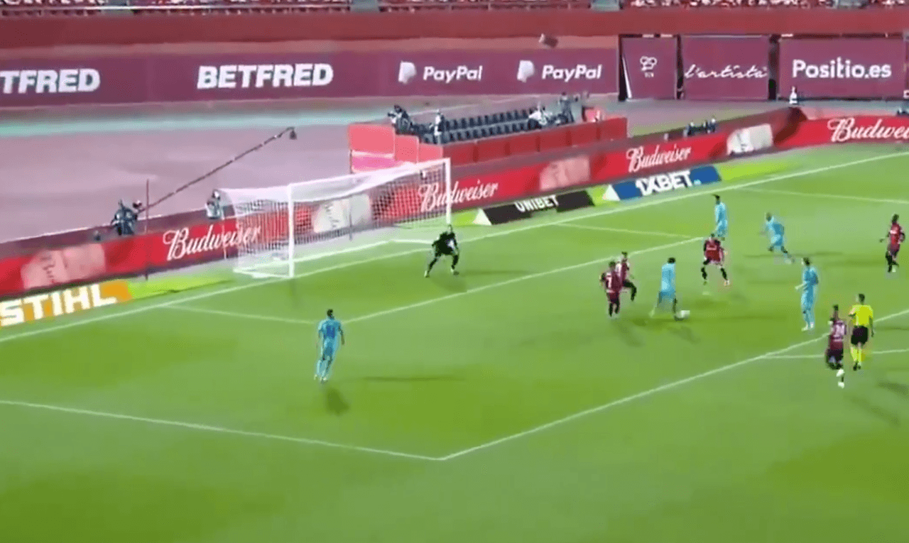 Amagó hacia el centro del área a la altura del punto penal y salió otro defensor central a taparle, pero nuevametne fintó con un tiro y extendió otro poco la peltoa para abrir una rendija.