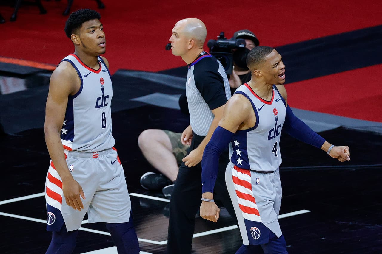 Aficionado agrede y enfurece a Russell Westbrook