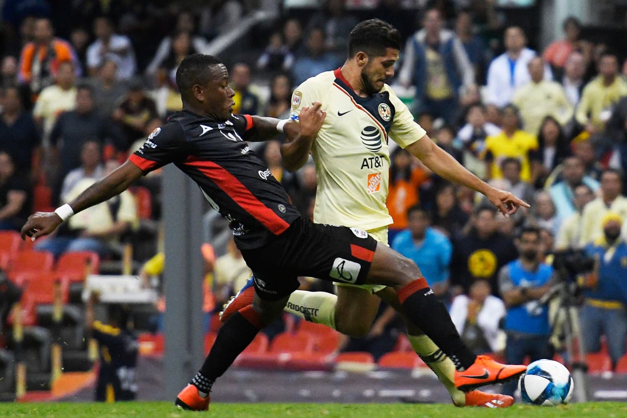 El delantero Henry Martin (derecha) fue factor para el América logrando abrir el marcador.