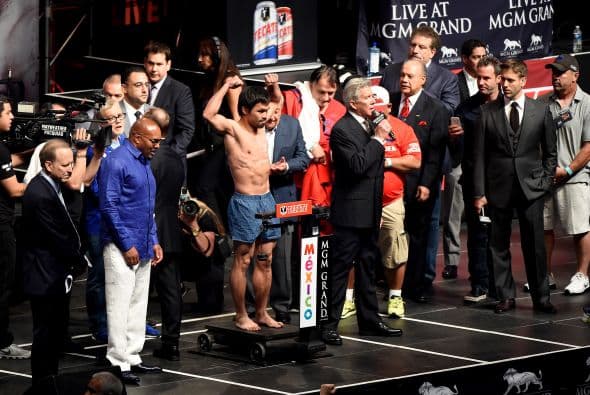 Para esta pelea Pacquiao pesó 145 libras. Su pecho expandido mide 40 1/2", su biceps 13" y su puño 10".