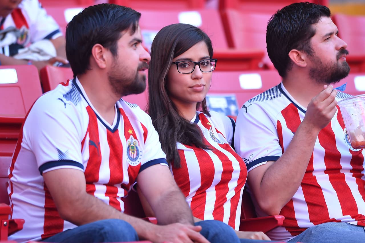 En los alrededores el estadio Akron la alegría y emoción la pusieron los aficionados de las Chivas que entusiasmados por un nuevo título de su equipo llegaron en gran número para ver la final de la Concacaf Liga de Campeones ante Torotno F.C.