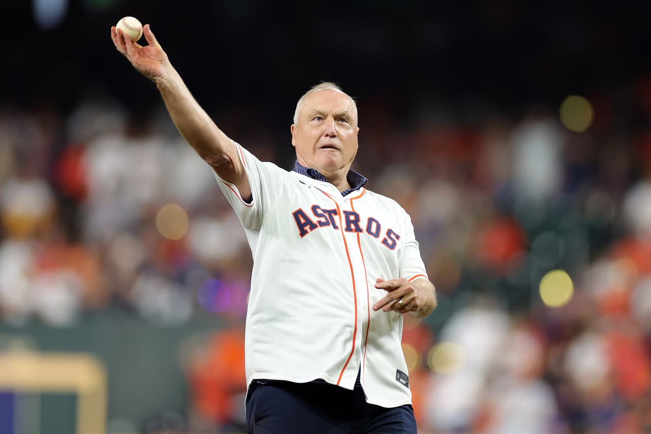 Terry Puhl lanzó la primera bola.