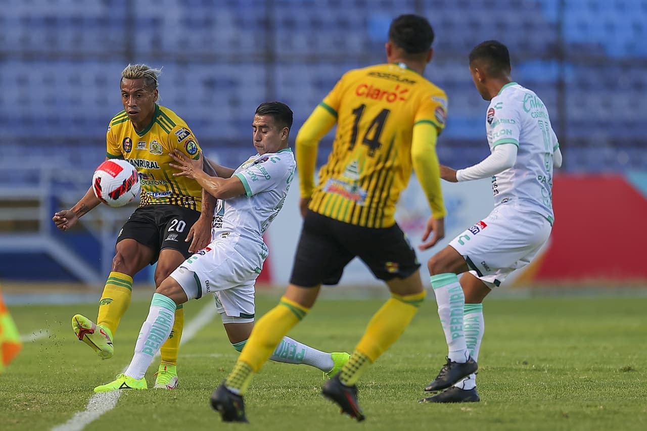 Con goles de Omar y Elías Hernández, León pega primero y se impone 0-2 al Deportivo Guastatoya.