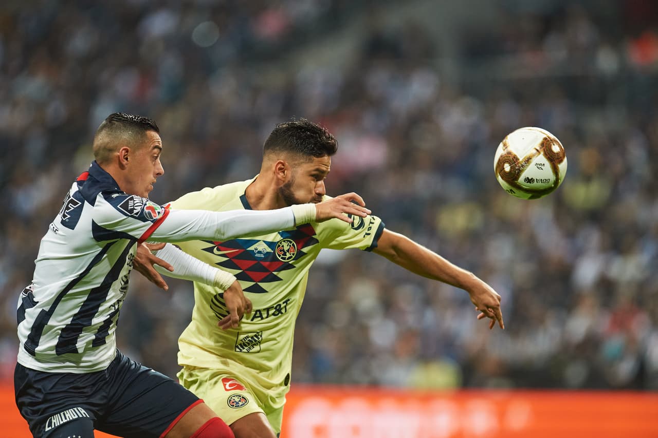 Rogelio empezó a desmarcarse pero los balones no le llegaban con facilidad.