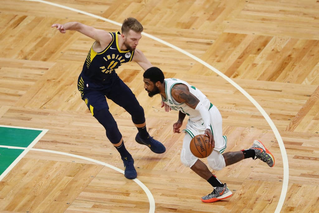 Kyrie Irving fue parte crucial del esfuerzo de los Boston Celtics en este Juego 2 de la serie de primera ronda de los Playoffs. Aquí tratando de superar a Domantas Sabonis. El estelar base de los Celtics se despachó con 37 puntos.