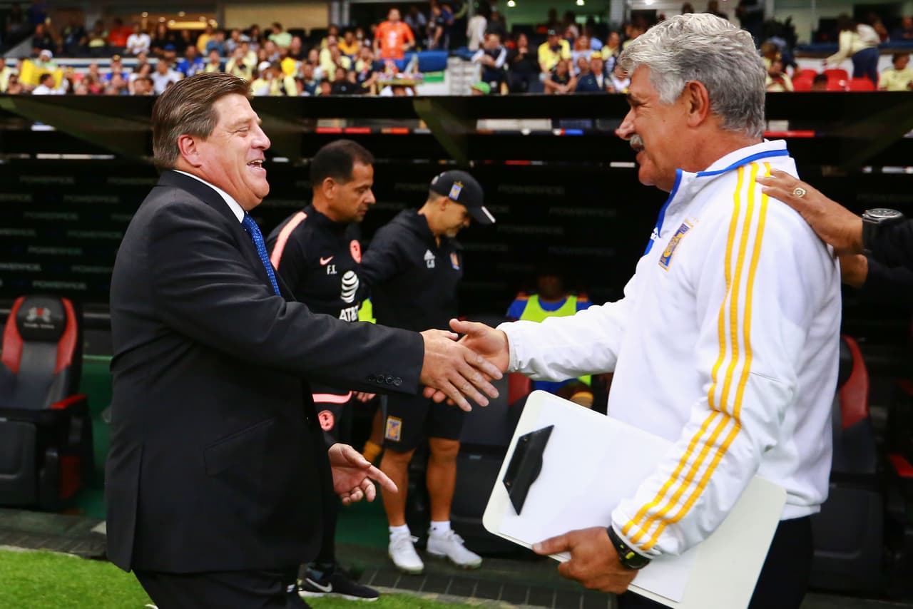 El encuentro en la antesala del partido de los técnicos, Miguel Herrera del América (izquierda) y Ricardo 'Tuca' Ferreti de Tigres (derecha).