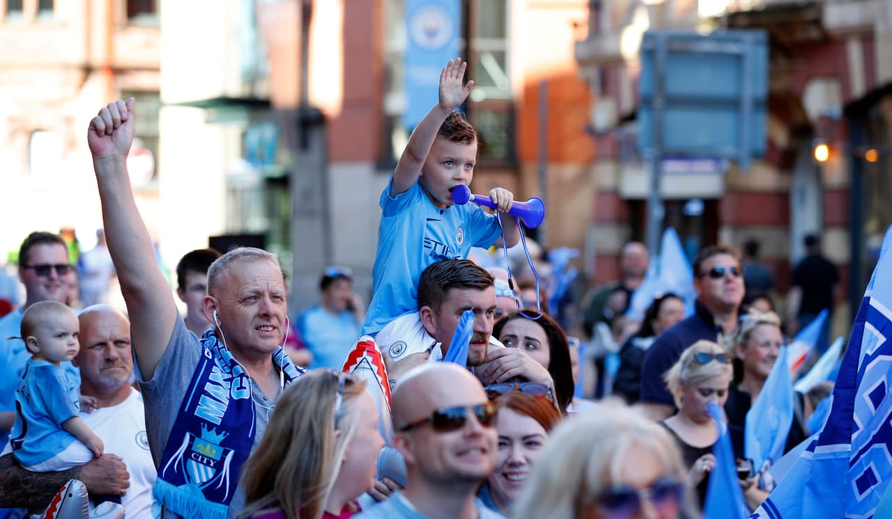 Los fanáticos de Manchester City inundaron la ciudad para festejar con los jugadores del equipo el título obtenido en Premier League, en medio del colorido y euforia de hinchas de todas las edades.
