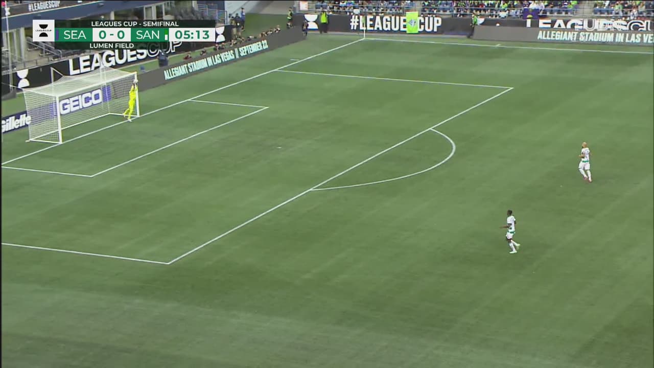 ¡Qué lujo de Ruidíaz! Intentó golazo desde la media cancha ante Santos