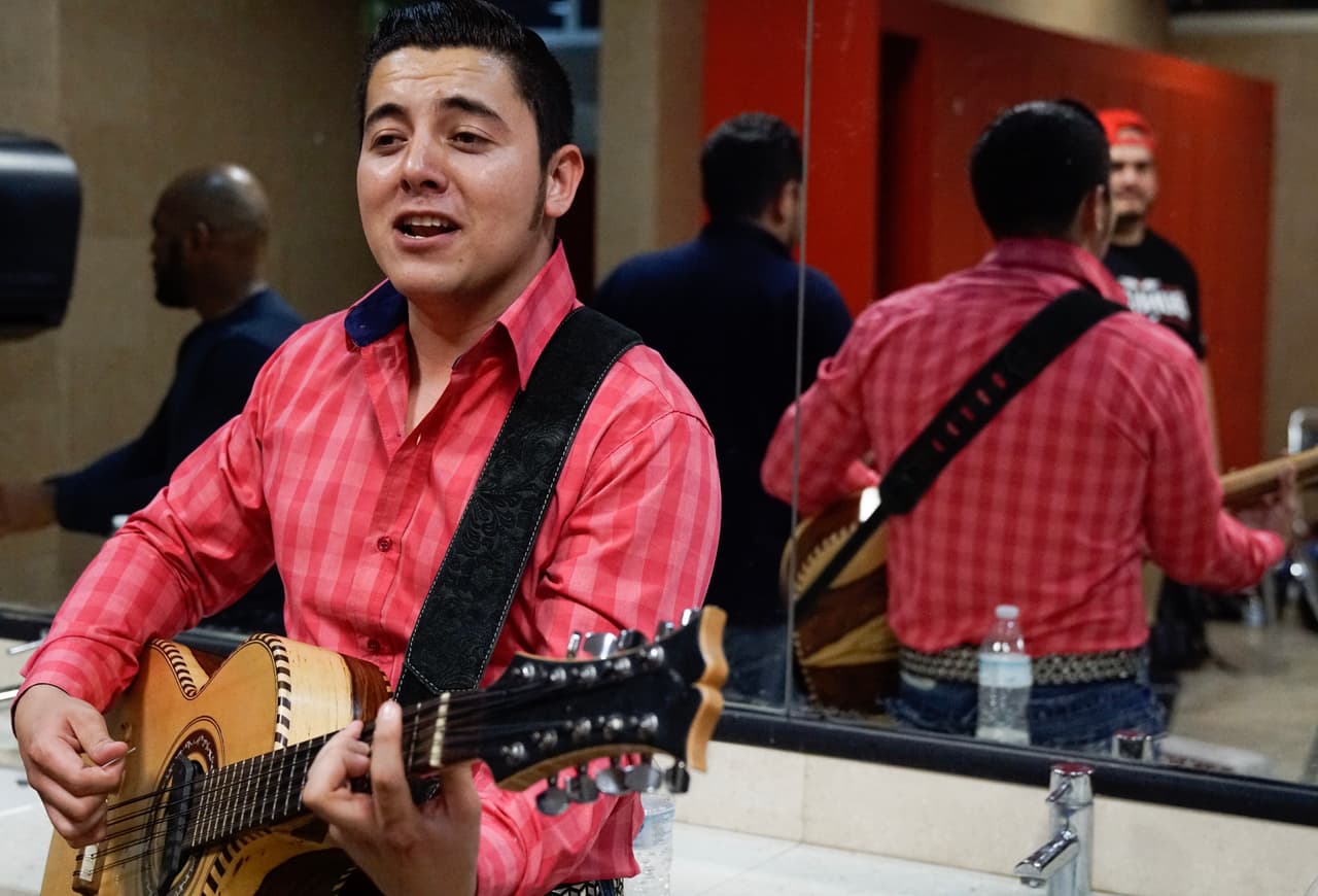 El colorido y la alegría, junto a los rituales y detalles en la intimidad de los atletas, fueron parte del Combate Américas en la fiesta de las artes marciales mixtas.