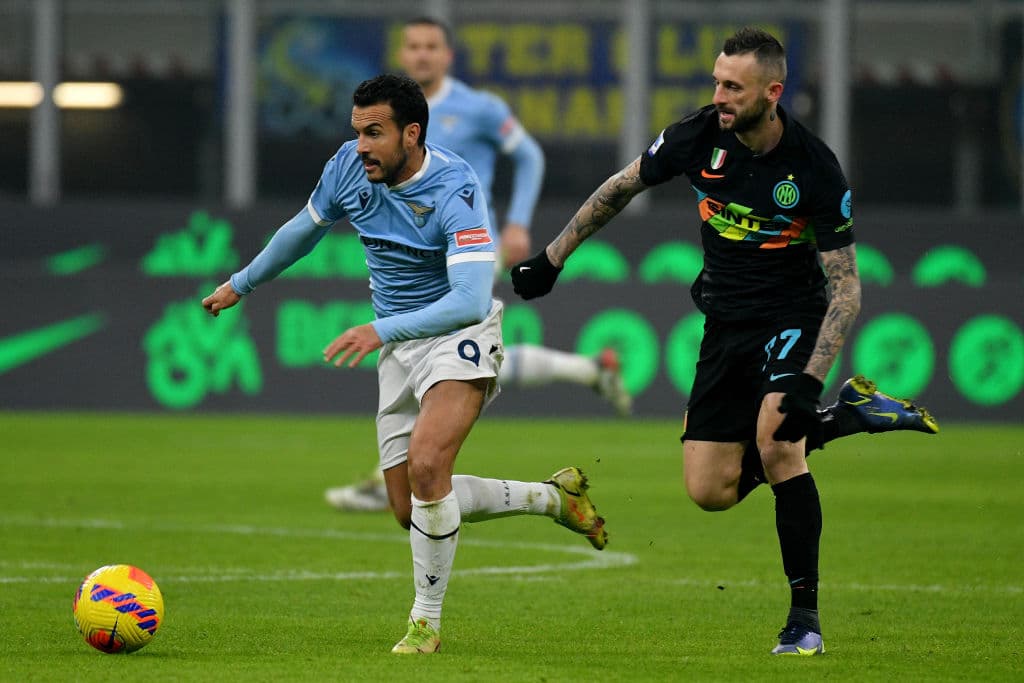 Inter se lleva la victoria sobre la Lazio con marcador 2-1 en la Serie A. Alessandro Bastoni y Milan Skriniar le dieron el triunfo a los 'nerazzurri', mientras que Ciro Immobile anotó el único gol para los celestes.