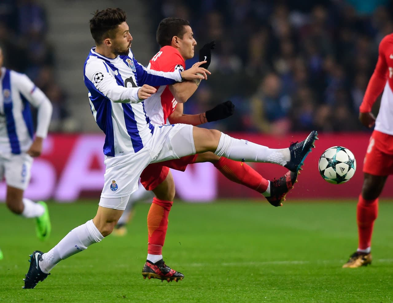 Si bien Mónaco comenzó con ánimo en la búsqueda del triunfo, pero Porto tuvo el control del juego en su casa.
