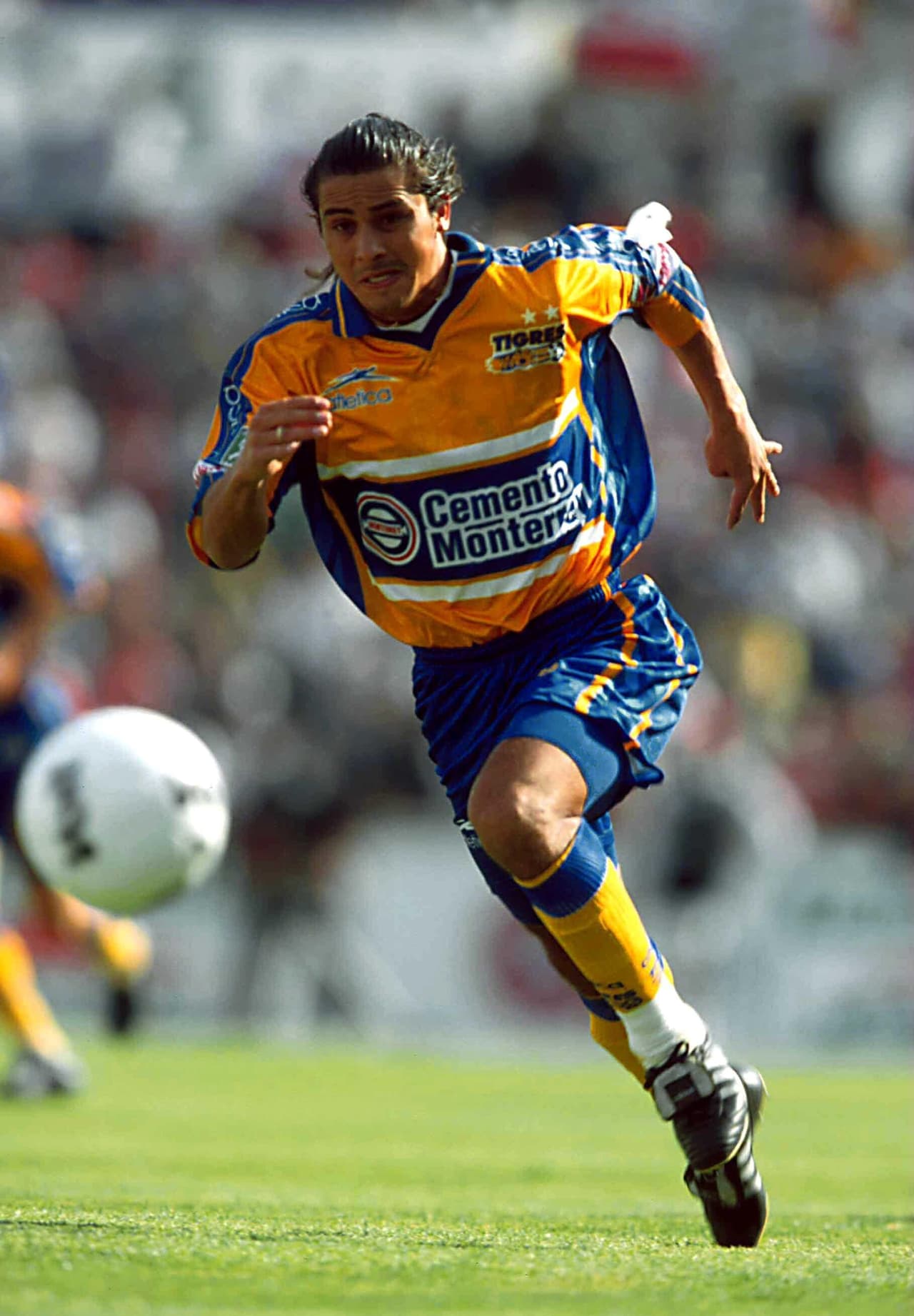 Claudio 'El Diablo' Núñez jugó en 3 etapas distintas con los Tigres y se ganó el corazón de la afición al marcar 8 goles contra el Monterrey siendo el mejor goleador histórico de Tigres en el "Clásico Regio", empatado con Walter Gaitán.