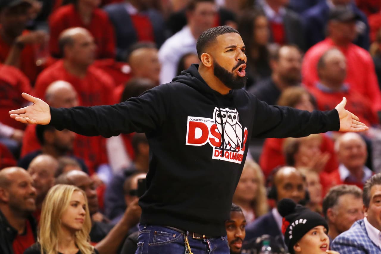 El rapero Drake, ferviente fanático de los Raptors, vivió con mucha pasión el Juego 4 de la Final de la Conferencia Este que dejó la serie igualada por 2-2. Los jugadas de Kyle Lowry, Kawhi Leonard, Serge Ibaka y Marc Gasol llevaron al artista a la emoción en el Scotiabank Arena. La ilusión por darle vuelta al global está más viva que nunca.