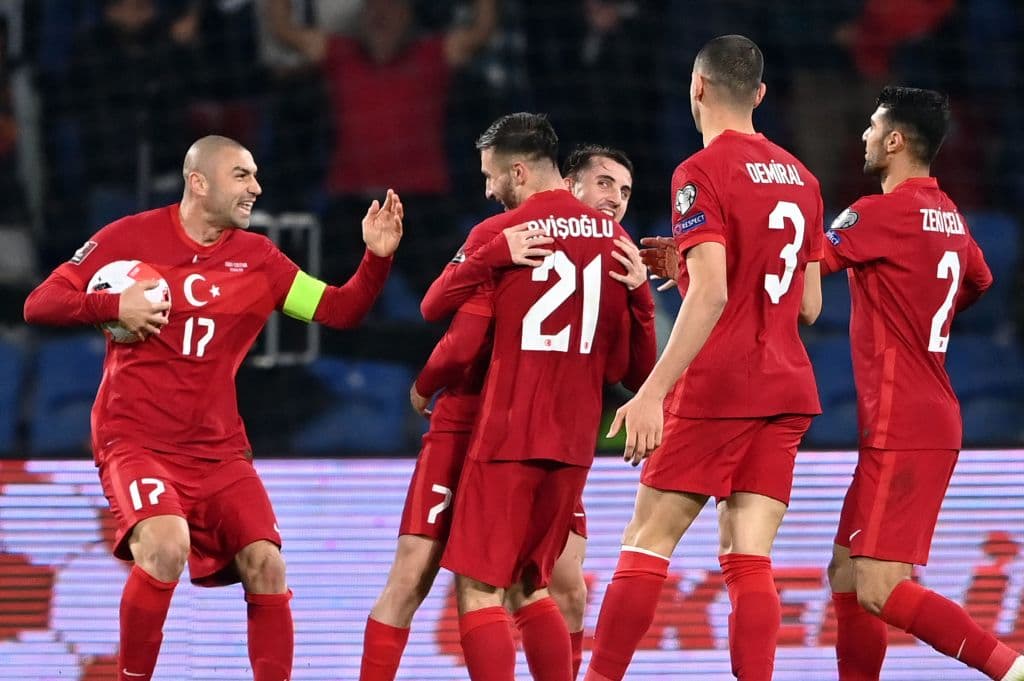 Turquía necesitaba la goleada y pasan por encima 6-0 en su duelo frente a Gibraltar.