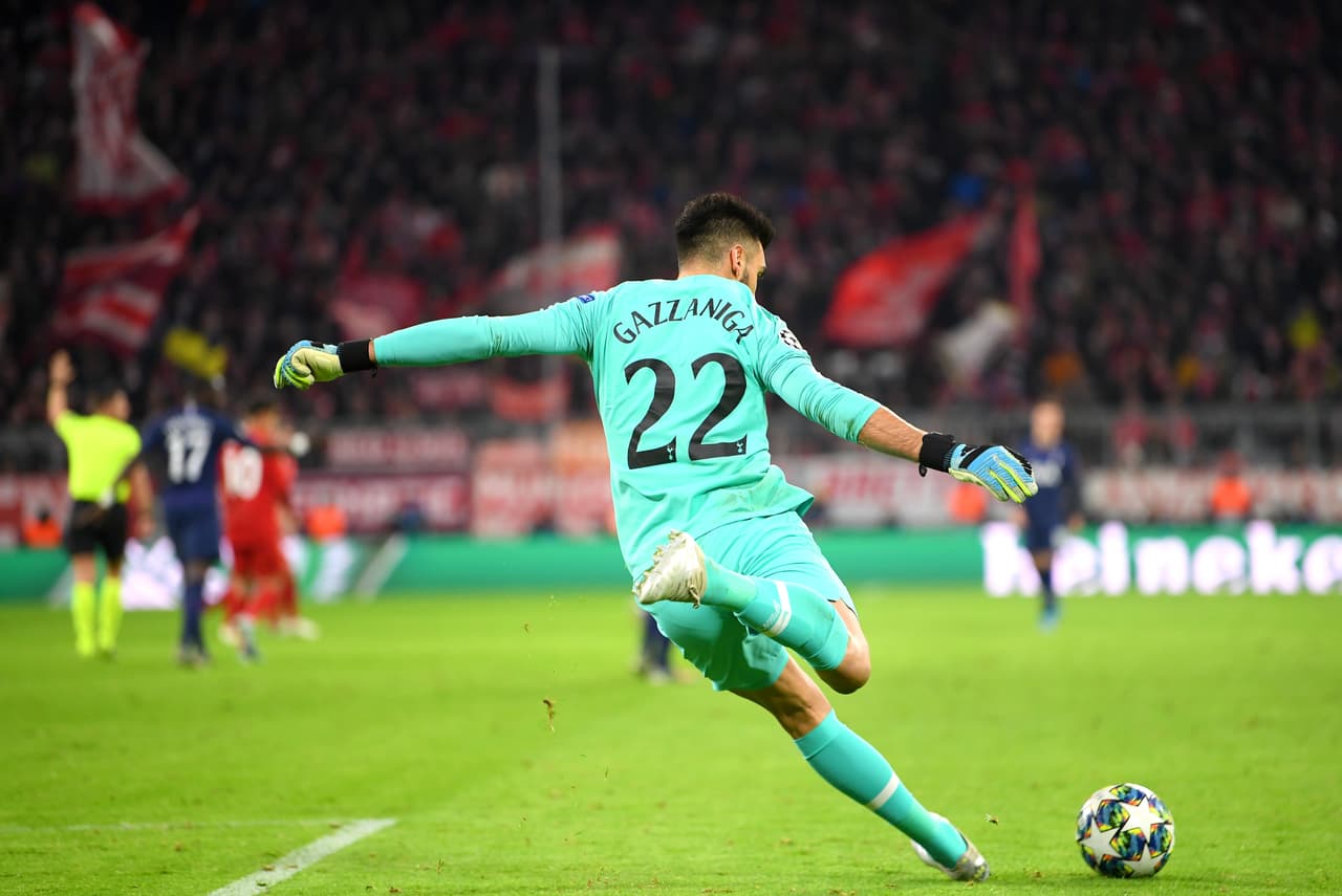 Bayern Munich es el único equipo que logra pasar invicto a octavos de final de la Champions League. El día de hoy confirma su pase en primer lugar del grupo B, seguido del Tottenham Hotspur en segundo lugar.