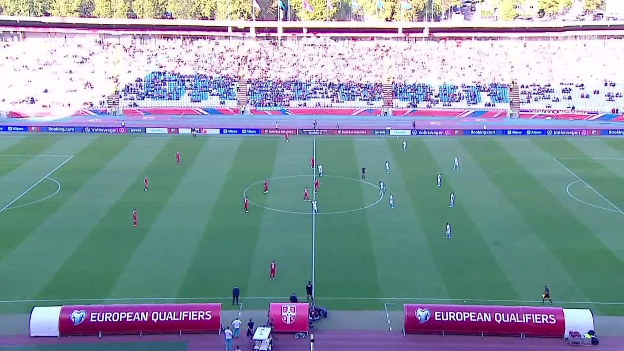 Arranca el partido y la pelota está en juego.