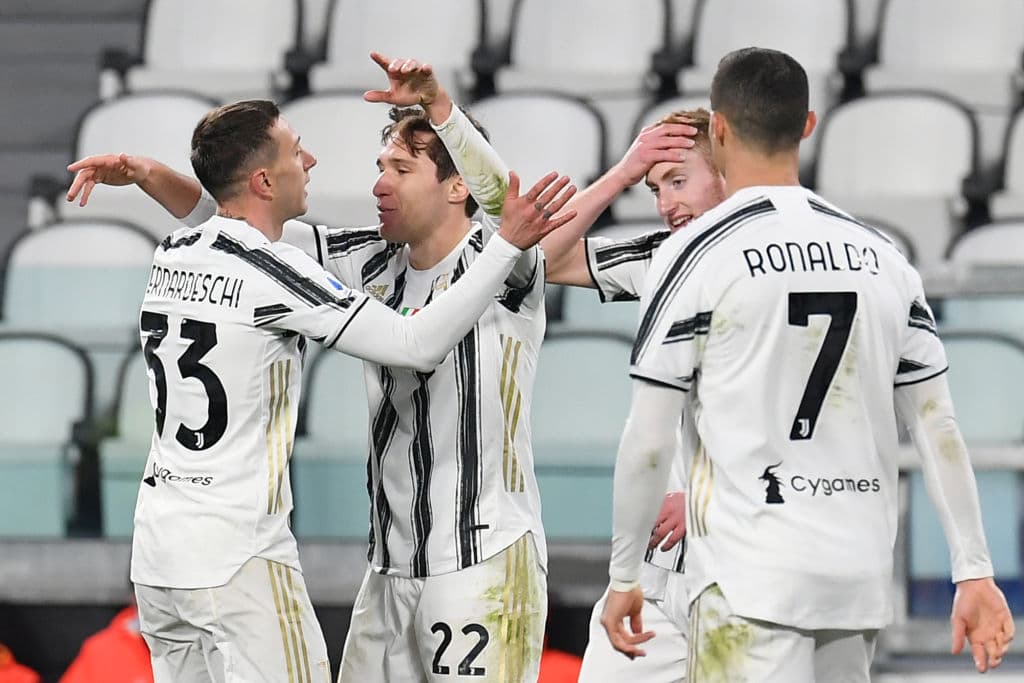 Inicia la Jornada 25 de la Serie A y la Juventus se impone al Spezia Calcio con un marcador de 3-0. Álvaro Morata abrió el marcador hasta la segunda parte del encuentro (62'), quien fue seguido por Federico Chiesa (71'). El tercer tanto cayó al minuto 89, y para cerrar con broche de oro, Cristiano Ronaldo empujó el balón con zurda para darle la victoria absoluta a la Vecchia Signora.