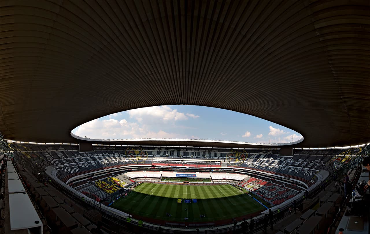 Las banderas, los atuendos típicos y el verde, blanco y rojo se hicieron presentes en el Estadio Azteca. Como siempre, la afición mexicana respondió para apoyar a la Selección.