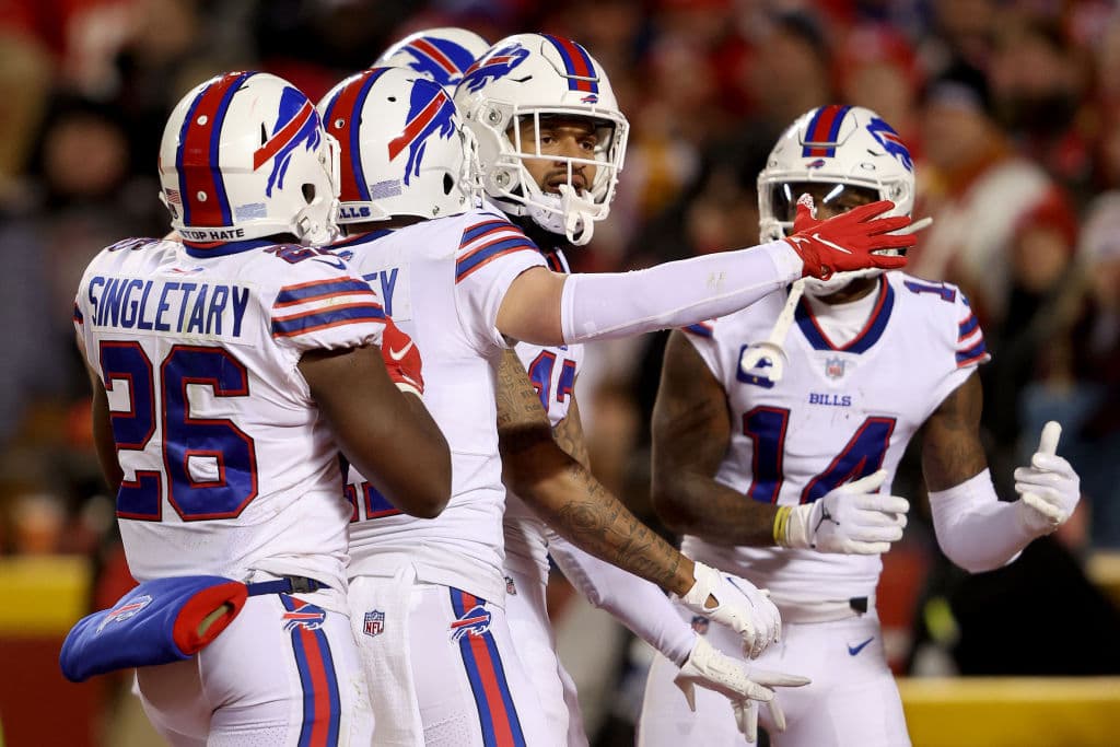 Los Chiefs se metieron nuevamente al partido por el Campeonato de la AFC aal vencer en tiempo extra a los Bills. La actuación de cuatro touchdowns de Patrick Mahomes llevó a Kansas City a ganar 42-36 contra Buffalo, un choque que pasará a la historia.
<br>