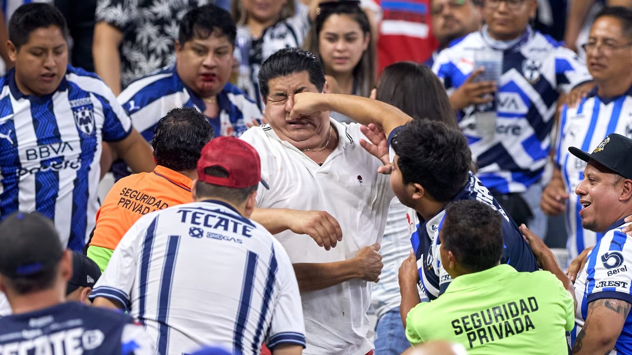 Otra vez la violencia... Aficionados de Rayados arman bronca en las tribunas
