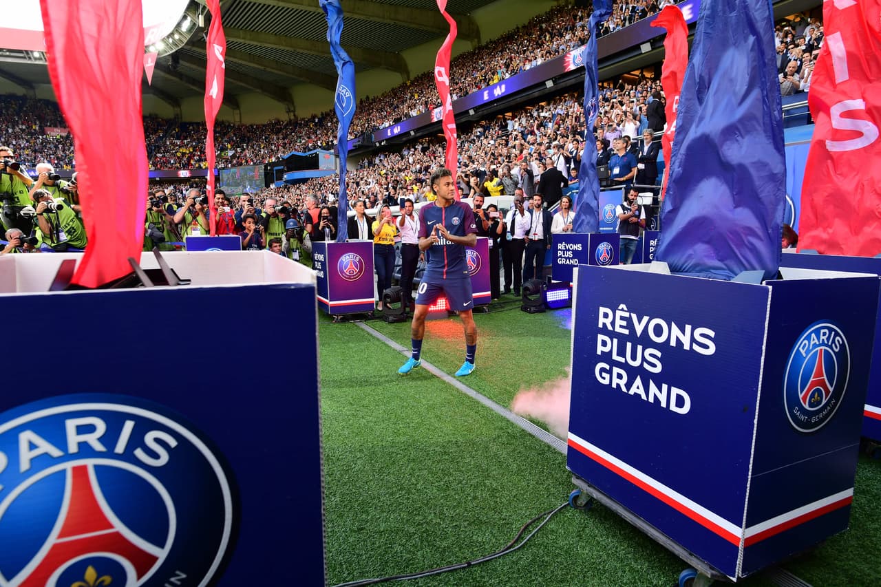 La presentación del astro será coronada por la iluminación con los colores de París y de Brasil de la Torre Eiffel. El horario se movió debido a la presentación, un evento esperado por los hinchas del fútbol francés.