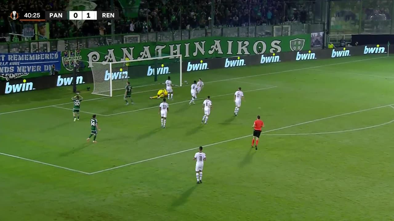 ¡TIRO ATAJADO! disparo por Fotis Ioannidis.