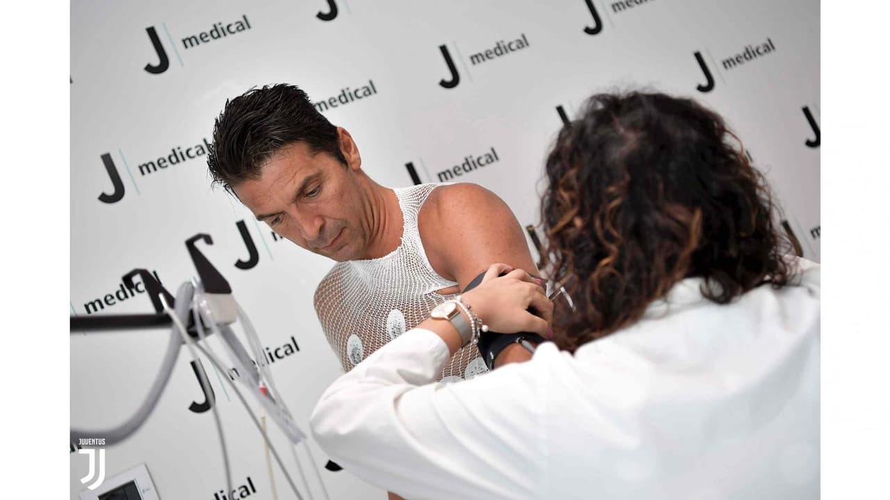 El sueño de miles de aficionados de la Juventus, y quizás del propio Gianluigi Buffon, se hizo realidad. El histórico portero regresó al club de Turín y este jueves causó euforia entre quienes lo acompañaron en esta jornada.