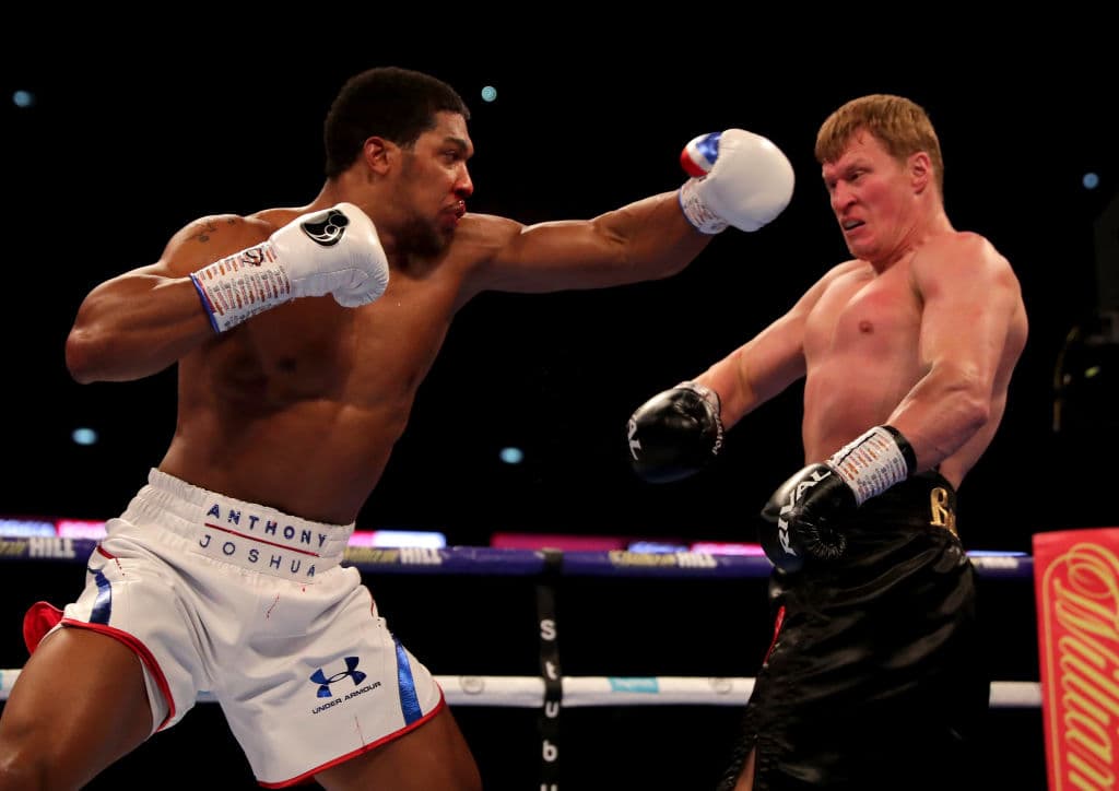 Solo en el séptimo asalto se vio el boxeo de poder del campeón, quien estaba en serios problemas ante su rival que hizo una buena pelea.