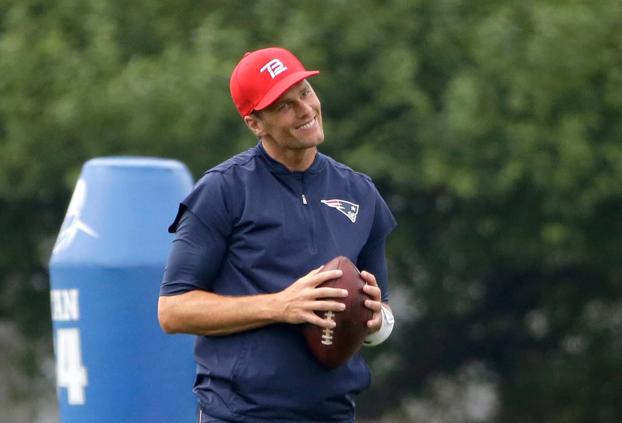 Tom Brady ya era de por sí el jugador de mayor edad en la nómina de los Patriotas de Nueva Inglaterra antes de llegar el jueves al campo de prácticas.