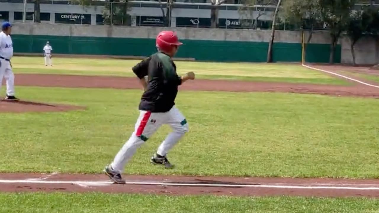 AMLO sufre desgarre en partido de beisbol