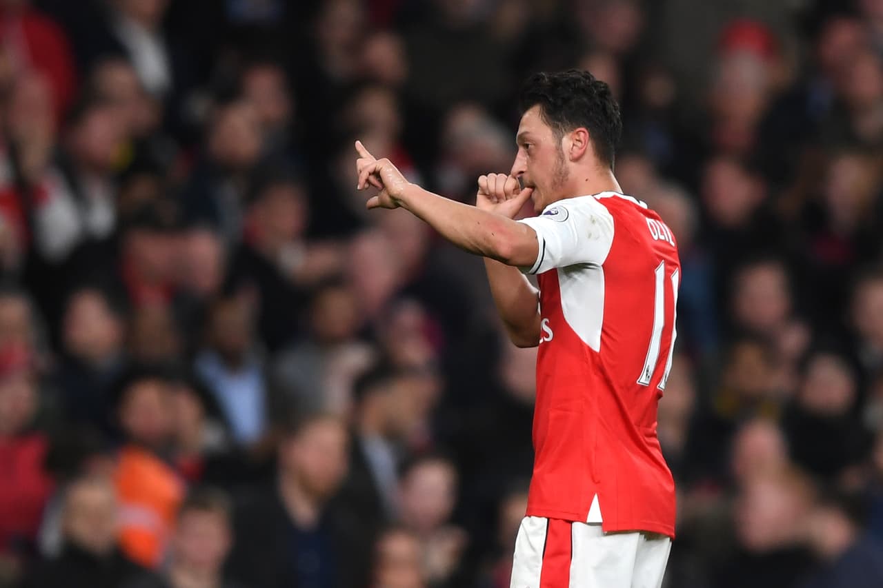 Mesut Ozil (Arsenal) - El mediocampista alemán aún no renueva con los 'gunners' y José Mourinho lo sigue de cerca. Desde el Real Madrid le ha gustado su fútbol, por lo que el Manchester United suena como su posible destino.