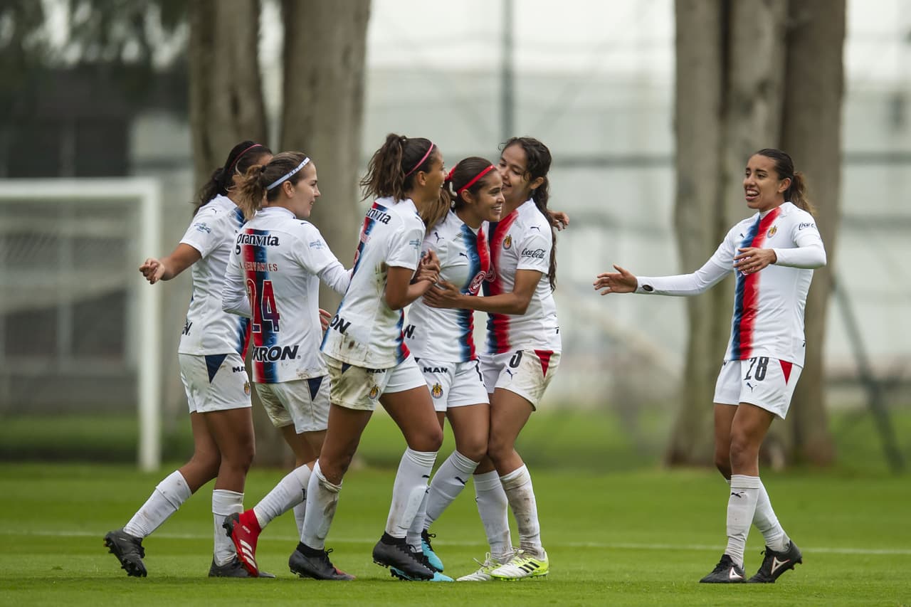 Las Chivas no se tocan el corazón y golean a las Diablas del Toluca para asegurar su lugar en la cima del torneo.