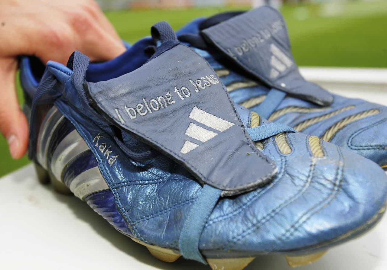 "Muy consciente, llegué a la conclusión de que es el momento de terminar mi carrera como jugador profesional", declaró Kaká en una entrevista con el canal de televisión Globo.