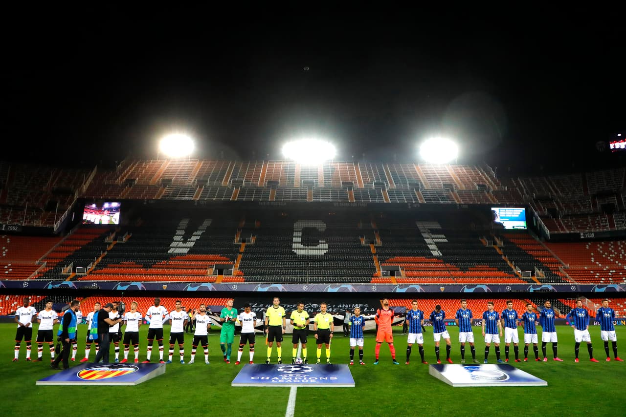 Así lució la ceremonia previa del Valencia vs Atalanta a puerta cerrada por protocolo en contención del coronavirus.